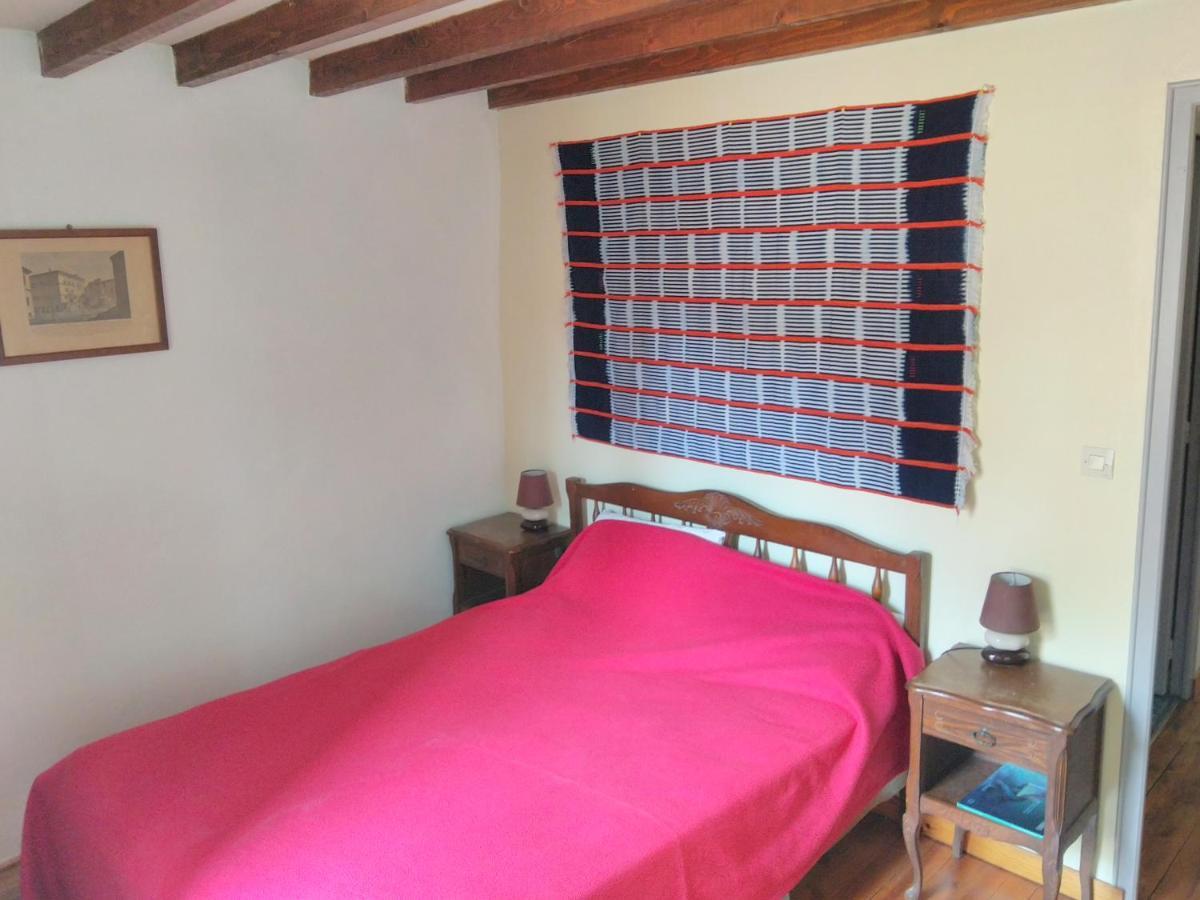 Romans-sur-Isère, maison de rue en centre ancien Esterno foto